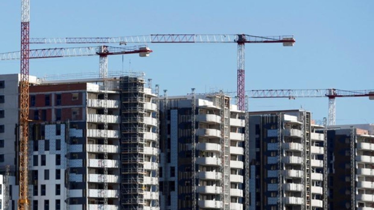 Varios bloques de viviendas en construcción en Valencia