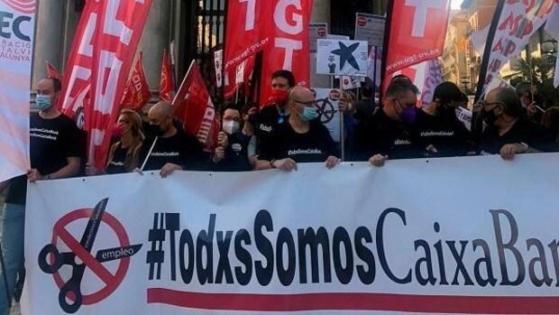 Los sindicatos anuncian guerra a Caixabank por las condiciones laborales de la plantilla