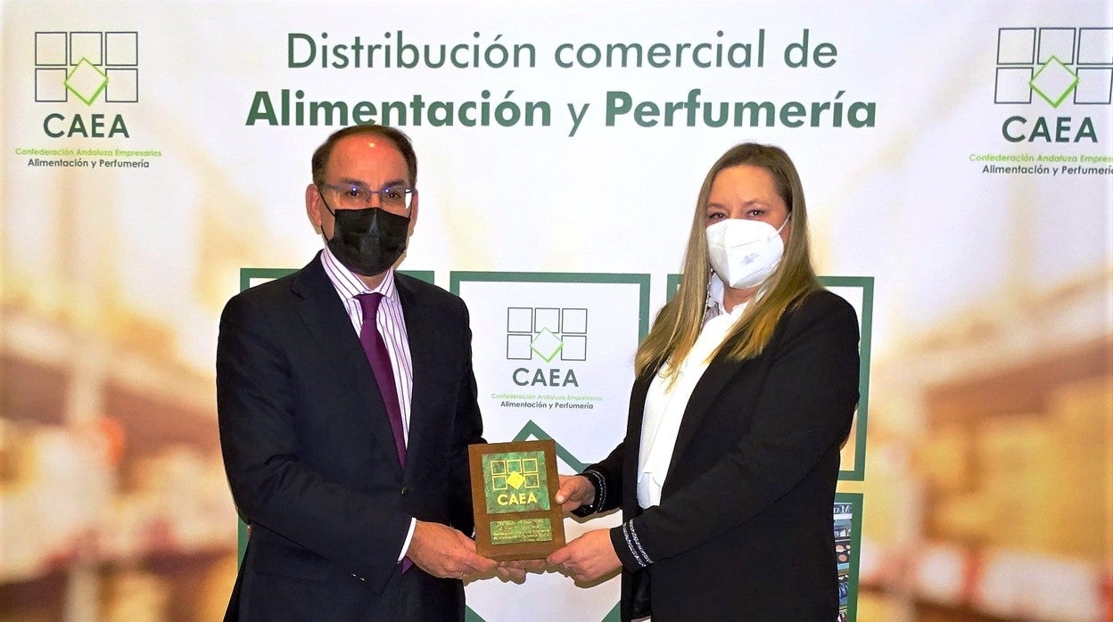 Virginia González Lucena, presidenta de CAEA, entrega la distinción a Javier González de Lara