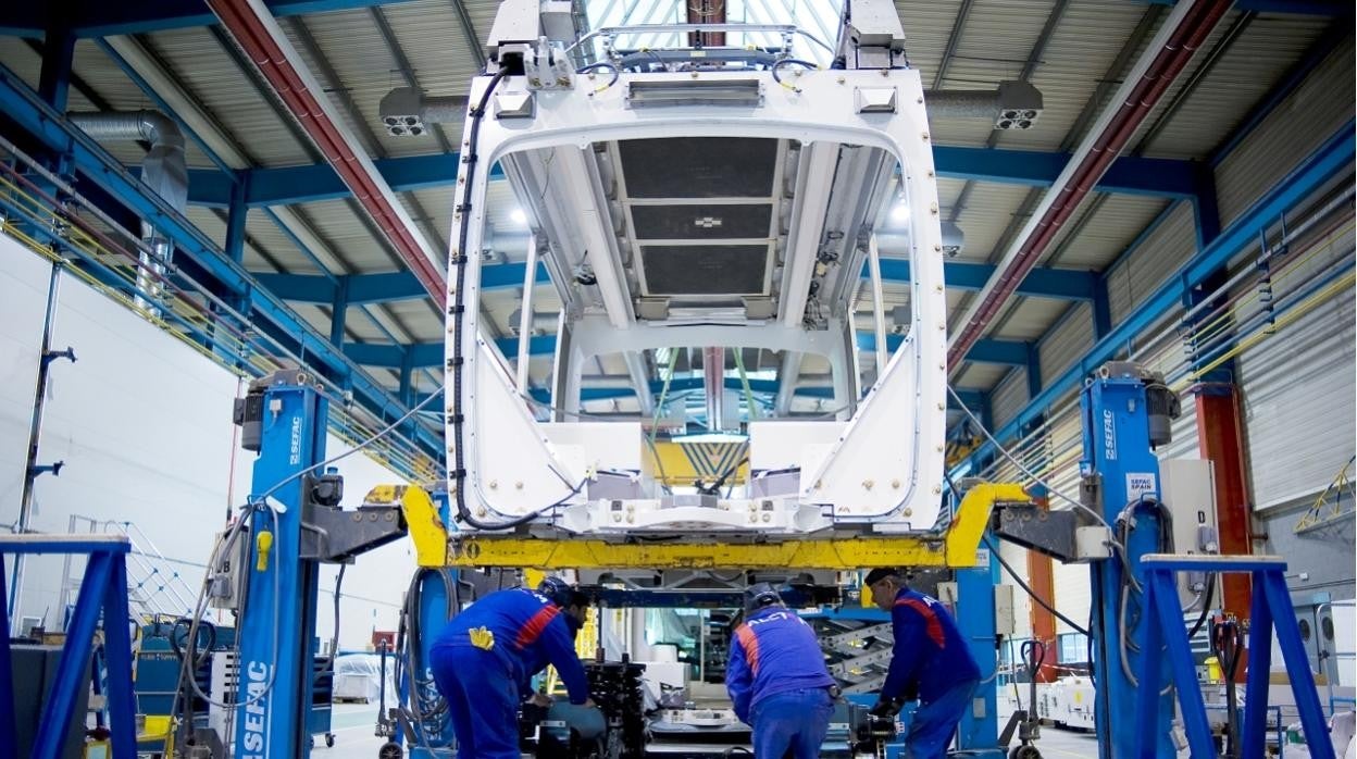 Trabajadores del fabricante ferroviario en el centro de Santa Perpetua (Barcelona)