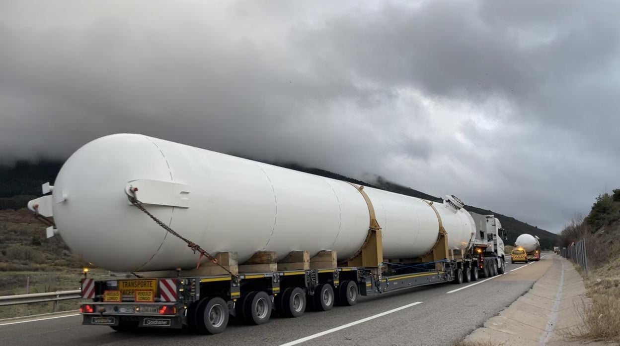Ibedrola tiene cinco tanques de almacenamiento de hidrógeno verde (imagen dercha) en su planta de Puertollano para dar suministro a Fertiberia en la faricación de fertilizantes y amoniaco verde.
