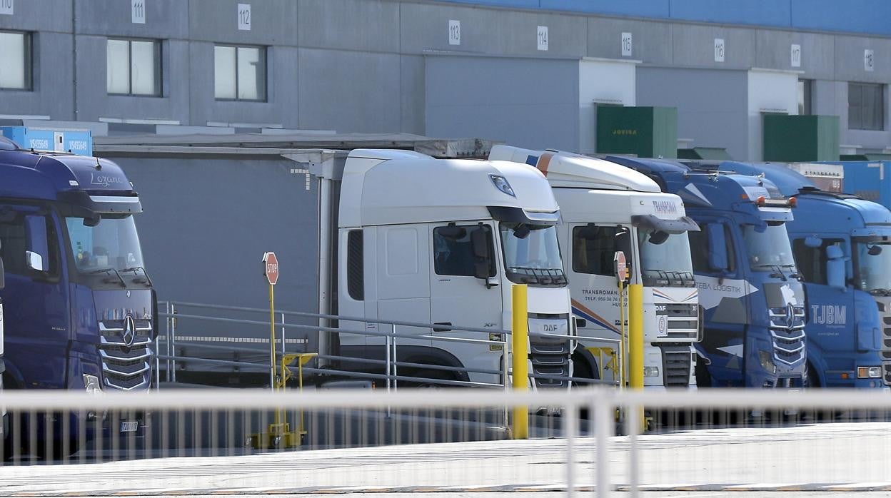 Camiones en un polígono industrial de Sevilla