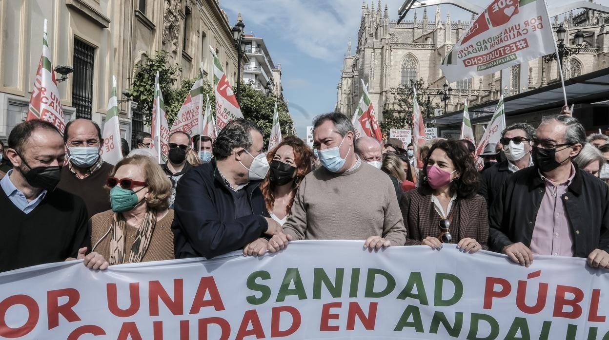 Alfonso Rodríguez Gómez de Celis, vicepresidente primero del Cogreso (primero por la izquierda) y Juan Espadas, secretario general del PSOE andaluz (en el centro)