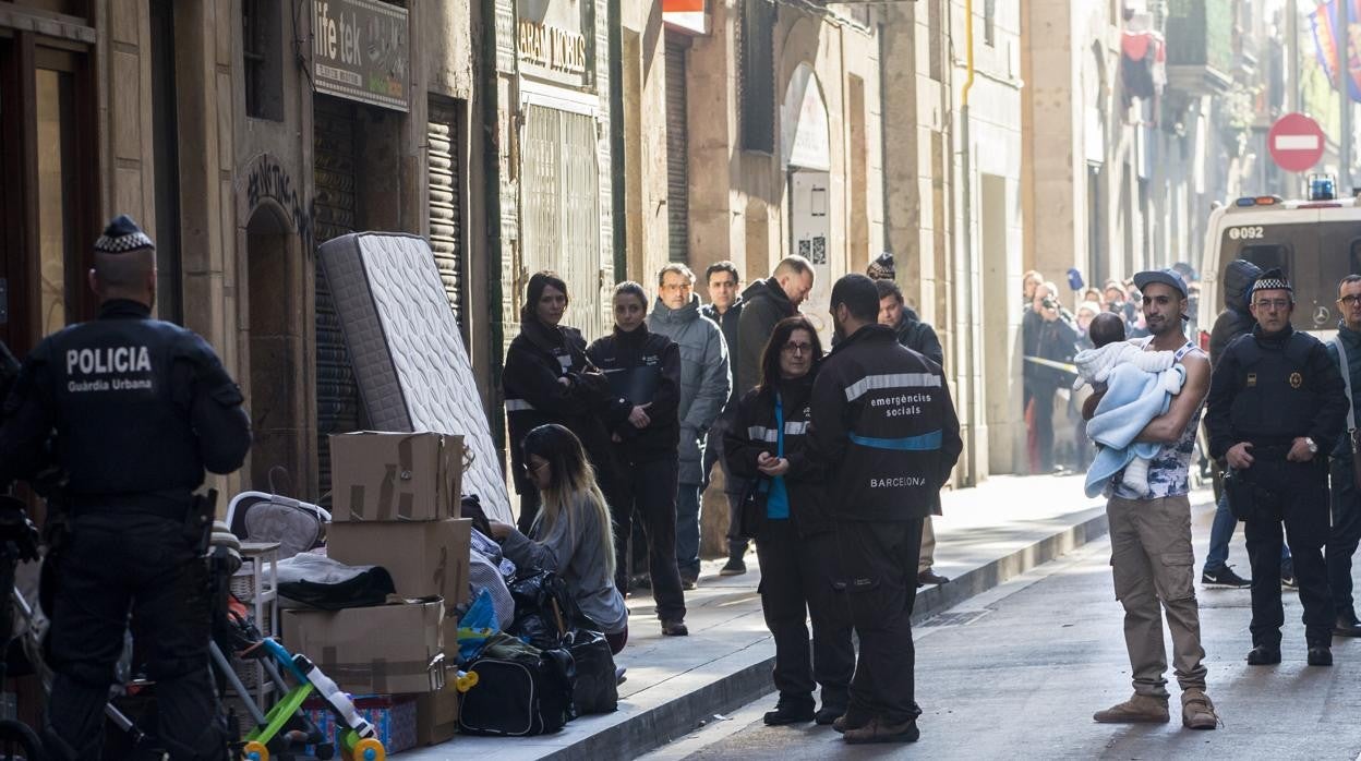 Agentes de la Guardia Urbana de Barcelona desalojando un edificio propiedad del ayuntamiento de Barcelona situado en el barrio del Raval