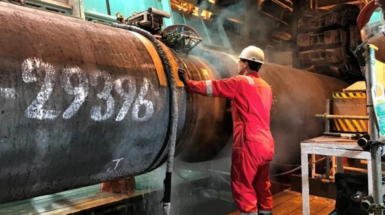 Un operario trabaja en una tubería del gasoducto Nord Stream 2, en Ucrania