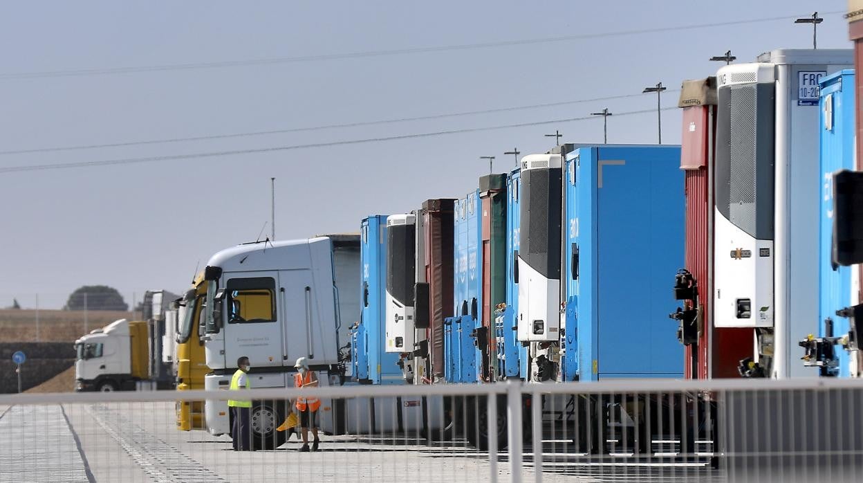 El Gobierno prohibirá en septiembre la participación de los camioneros en la carga y descarga de mercancías