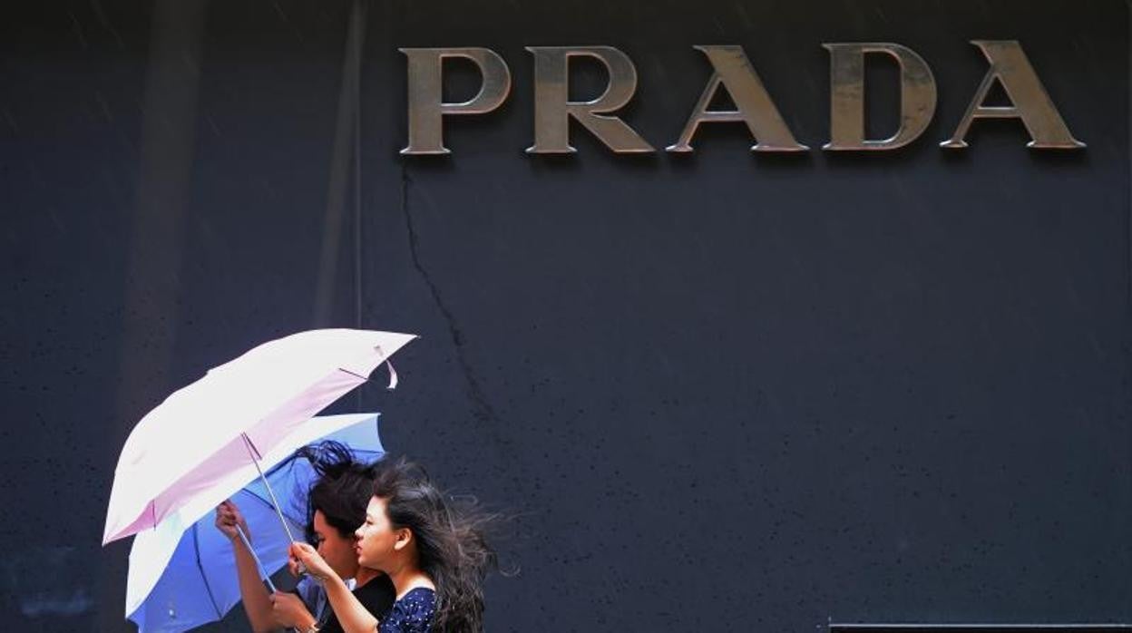 Prada suspende su actividad en Rusia