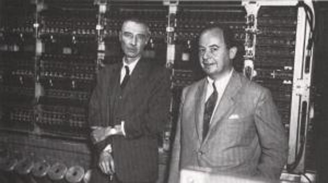 Robert Oppenheimer, padre de la bomba atómica, y, a su lado, John von Neumann, creador de la Teoría de Juegos.