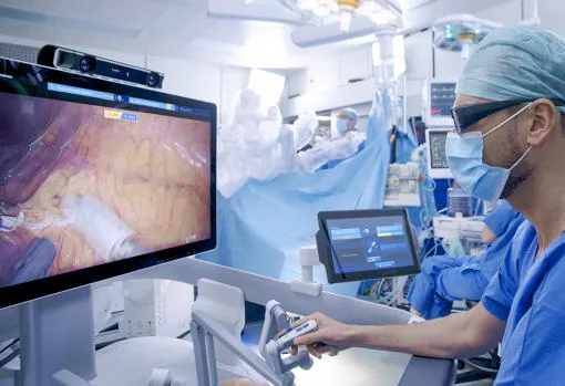 El doctor Breda llevando a cabo una intervención con cirugía robótica