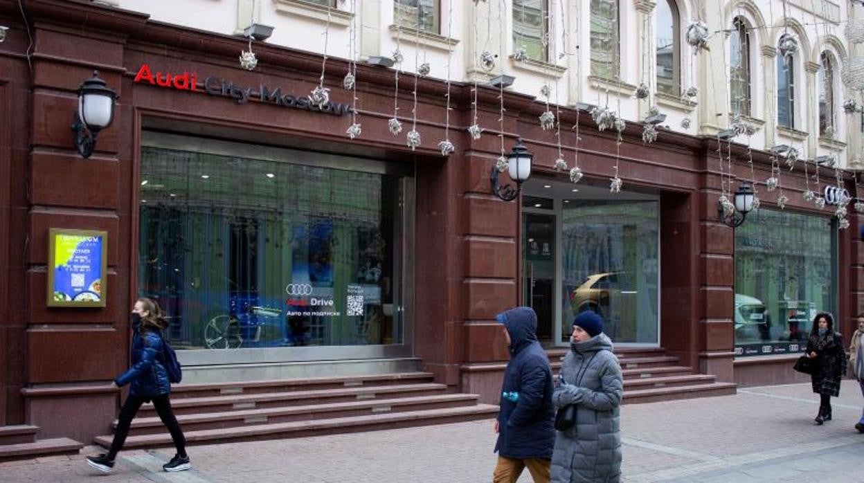 O bien en pocos días se negocia un acuerdo de paz -Minsk 2- que saca de los telediarios a Ucrania o Putin tira por la calle de en medio