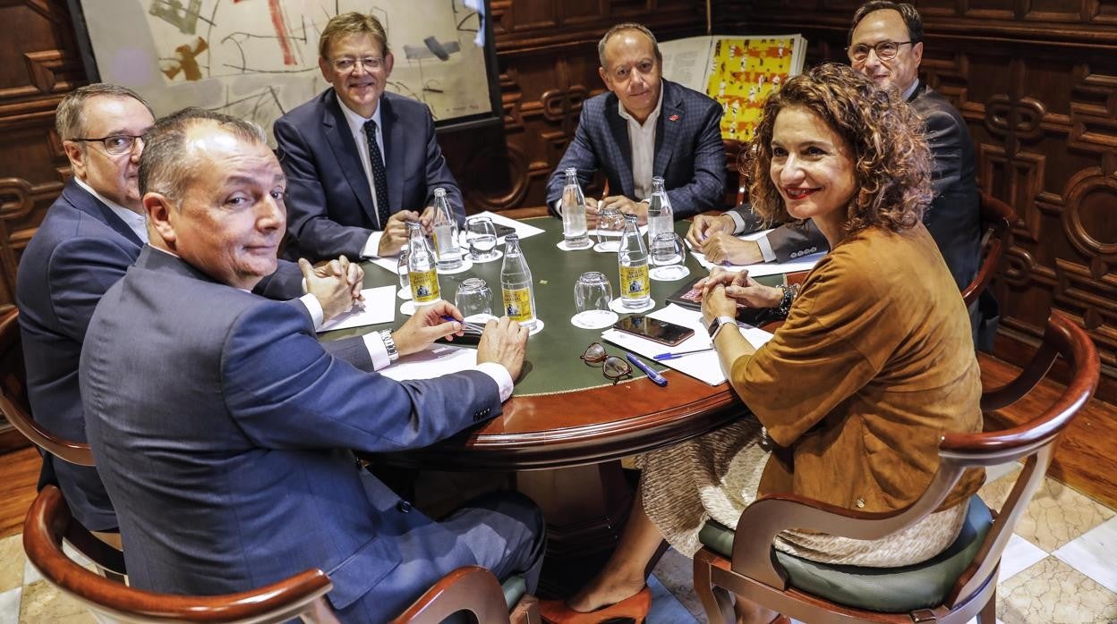 La ministra de Hacienda, María Jesús Montero, junto con el presidente de la Generalitat Valenciana, Ximo Puig