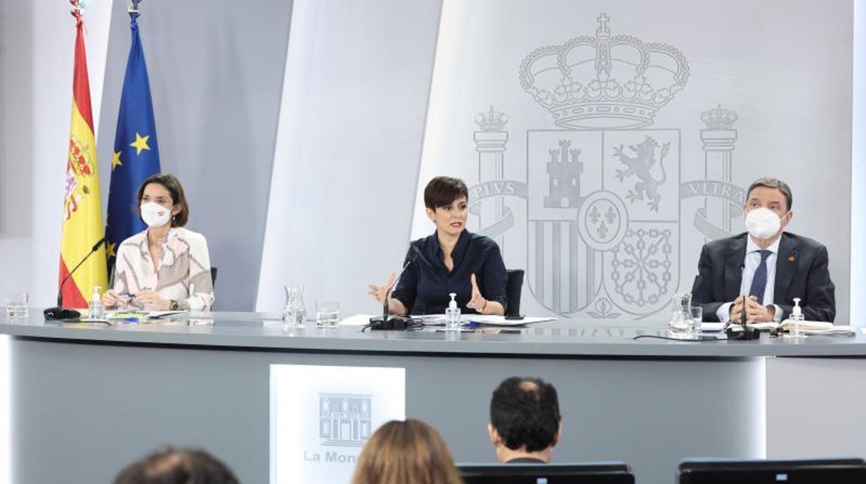 La ministra de Industria, Comercio y Turismo, Reyes Maroto (izda); la ministra Portavoz, Isabel Rodríguez (centro) y el ministro de Agricultura, Pesca y Alimentación, Luis Planas (dcha)