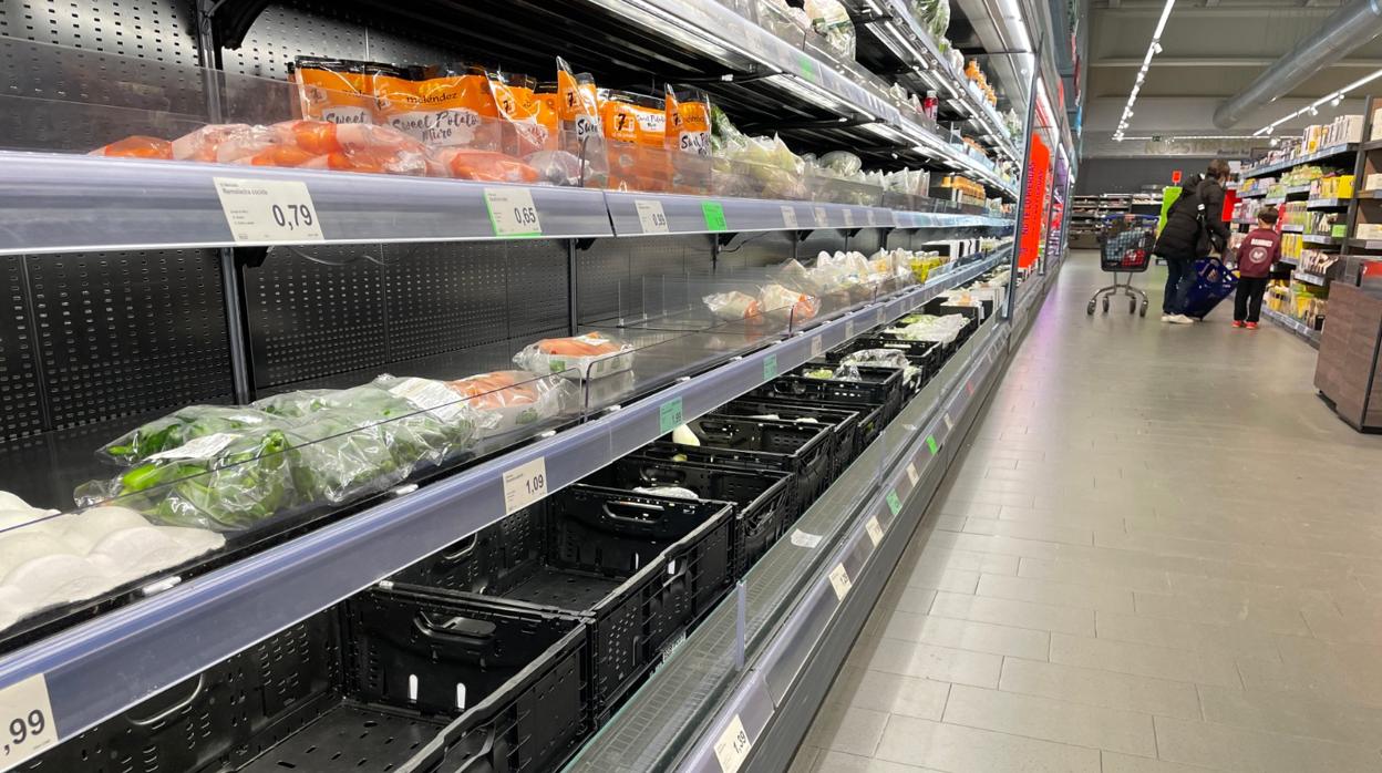 Los supermercados andaluces ya muestran estanterías vacías por el paro de transportistas