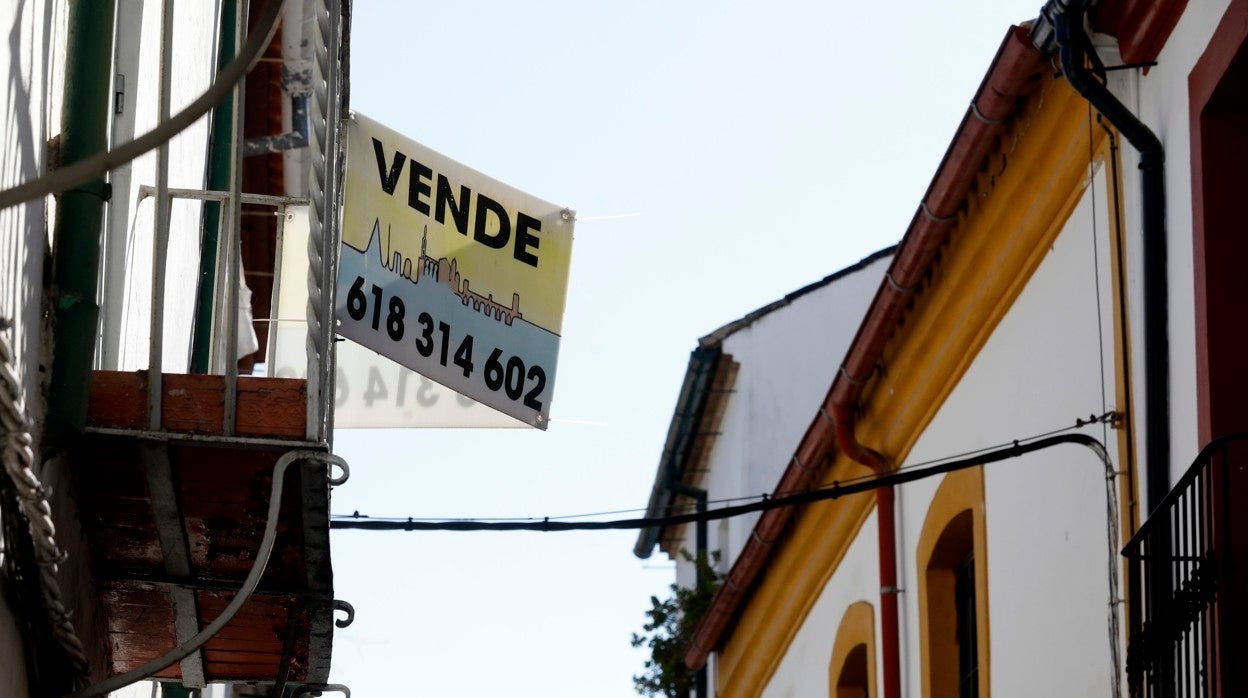 Un cartel de «se vende» en una casa del casco histórico cordobés