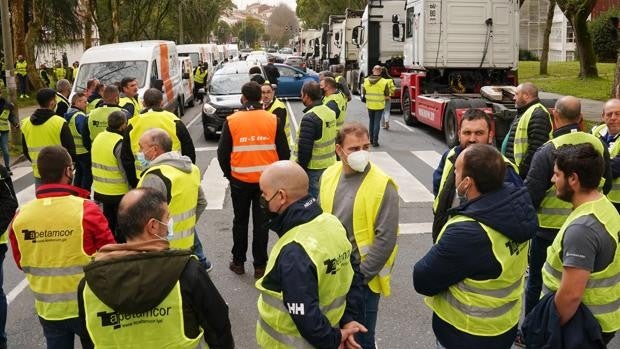 El arma de doble filo de los piquetes: Sánchez los despenalizó y ahora colapsan el transporte