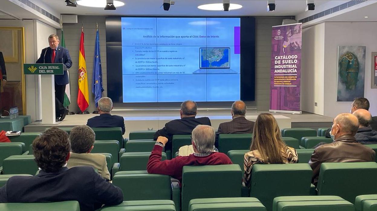 El decano del Colegio de Ingenieros Industriales de Andalucía Occidental, Juan Carlos Durán, en la presentación celebrada en la Fundación Caja Rural del Sur