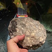 Un conductor muestra piedra arrojada a su camión