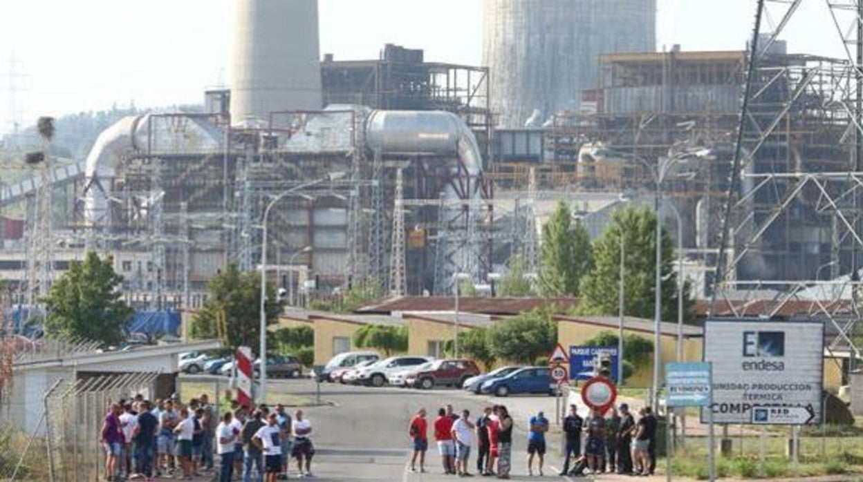 Trabajadores protestan por el cierre de la central térmica de Compostilla