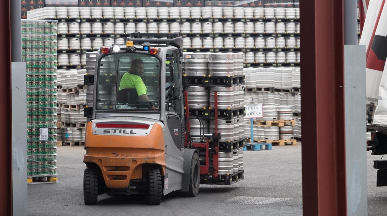 Tareas de logística en una fábrica de cerveza