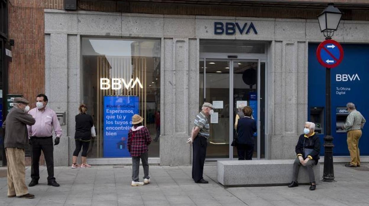 Colas en una sucursal de BBVA