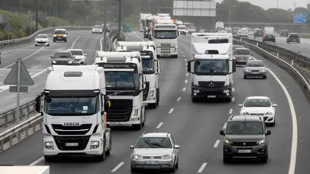Transportistas de Sevilla vuelven a sacar sus camiones para protestar por los carburantes