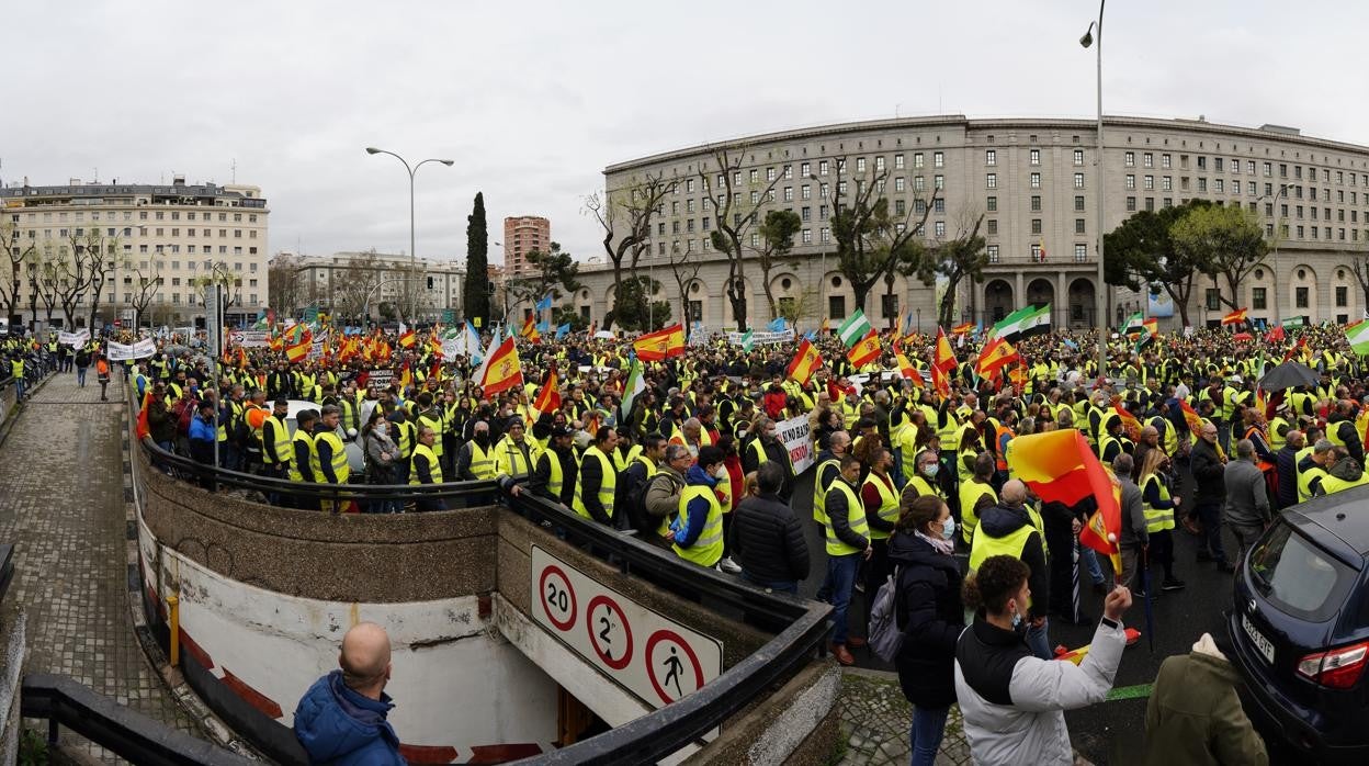 Unos 10.000 transportistas se manifestaron ayer ante el Ministerio