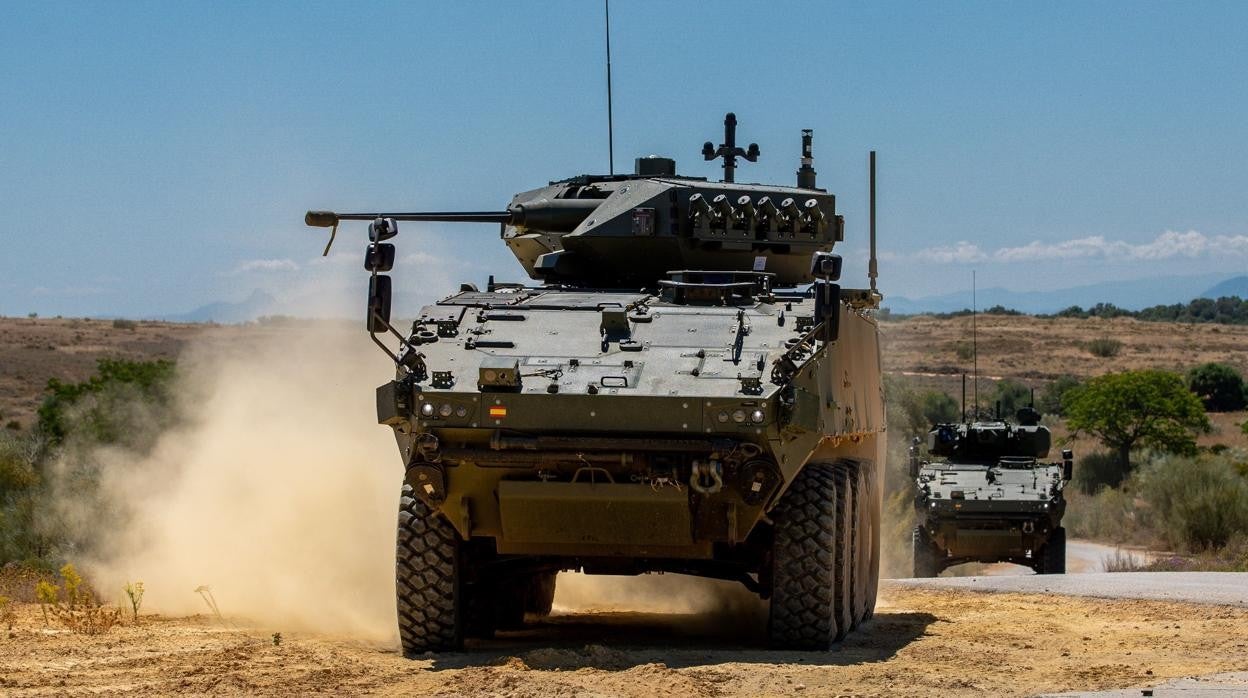 Dos vehículos de combate de ruedas VCR 8x8 Dragón en su recorrido por la pista de pruebas de Santa Bárbara Sistemas en Alcalá de Guadaíra