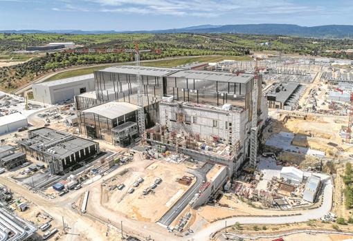 Así avanza la construcción del ITER. En el edificio derecho se albergará el reactor y la cámara de vacío, que contendrá el plasma. En el angar izquierdo es donde se están ensamblando todas sus piezas y elementos.