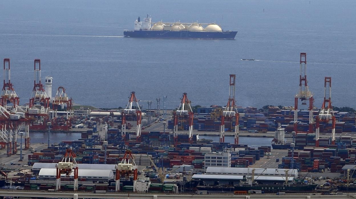 Buque metanero con gas licuado (GNL), al fondo de la imagen