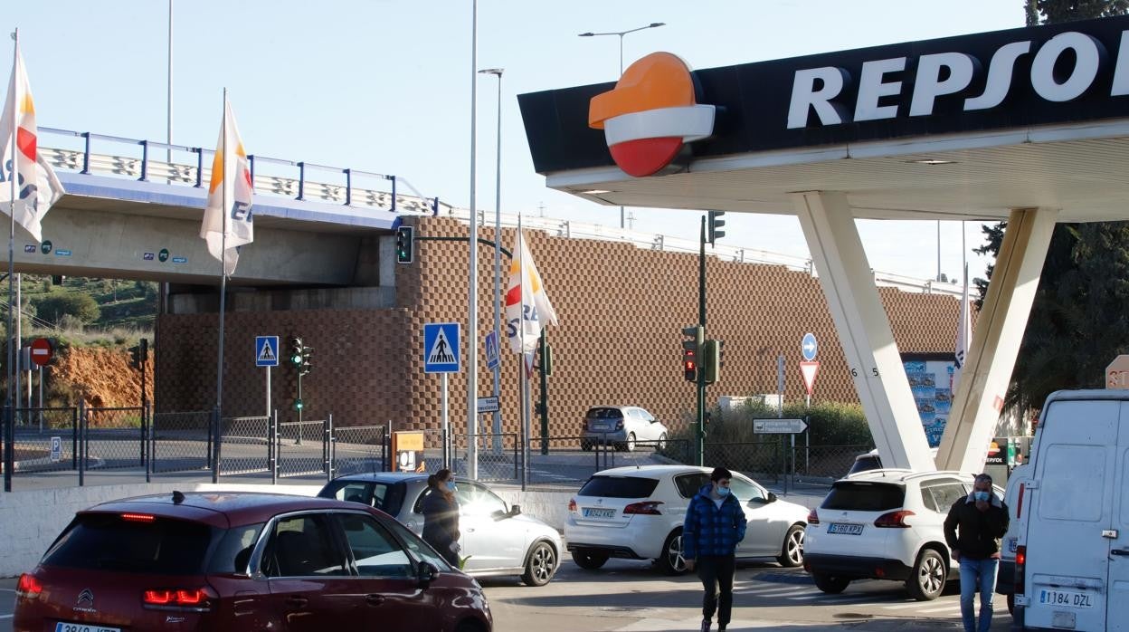 Las gasolineras adelantan cada día 11 millones de euros al Estado