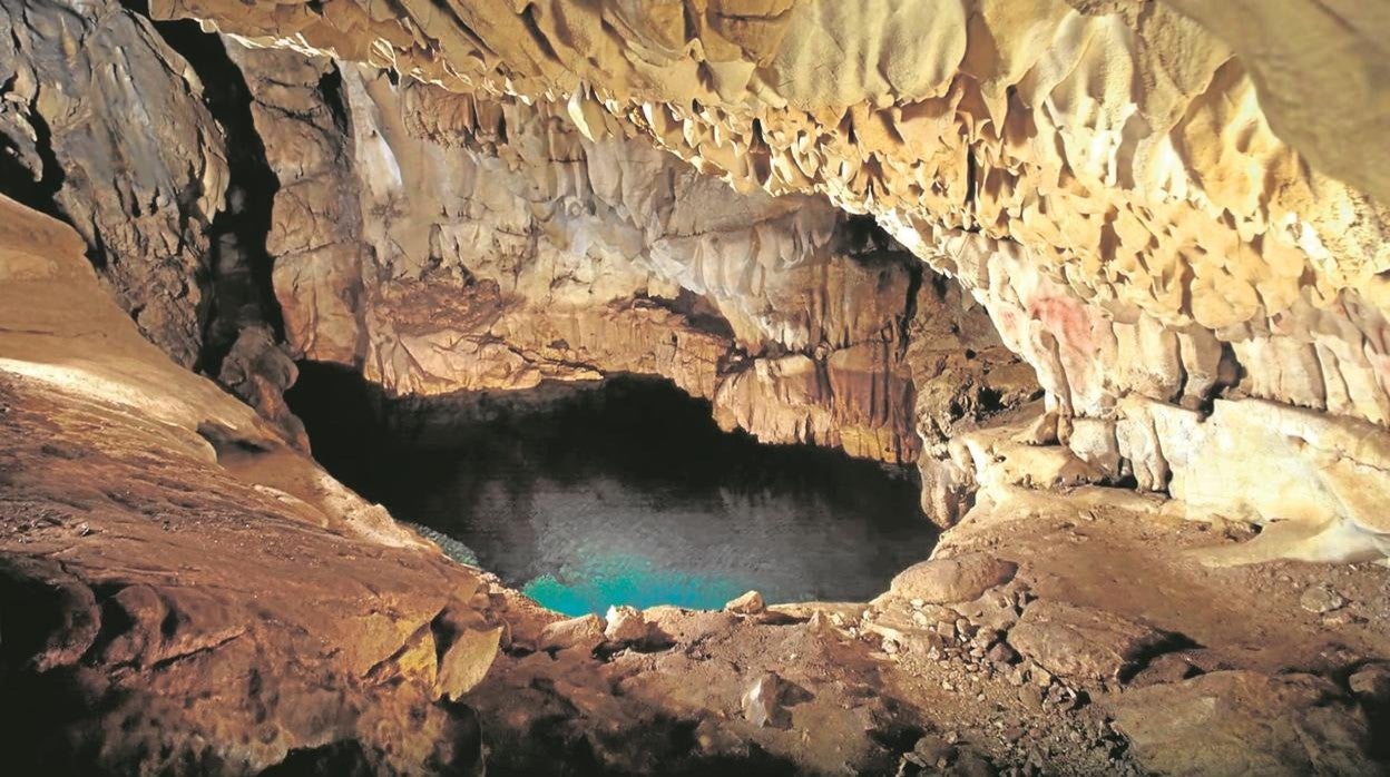 El agua subterránea proviene de la lluvia y el deshielo. Un parte se queda en el acuífero y otra sale a ríos, fuentes...