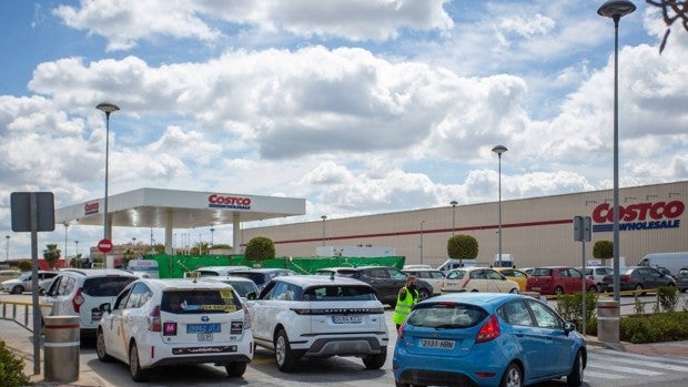Gasolineras de Sevilla prevén cierres si no llega hoy el adelanto de Hacienda de los 20 céntimos por litro