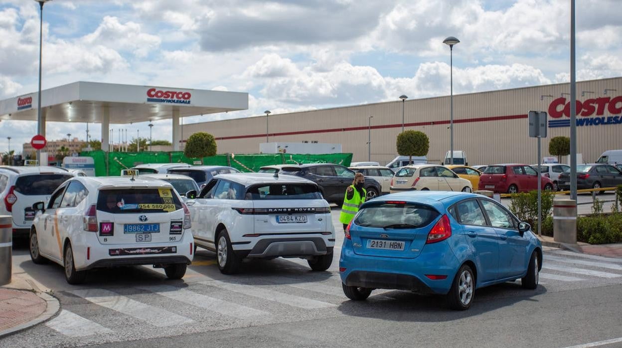 Colas de vehículas en la gasolinera de Costco de Sevilla para llenar los tanques de carburantes