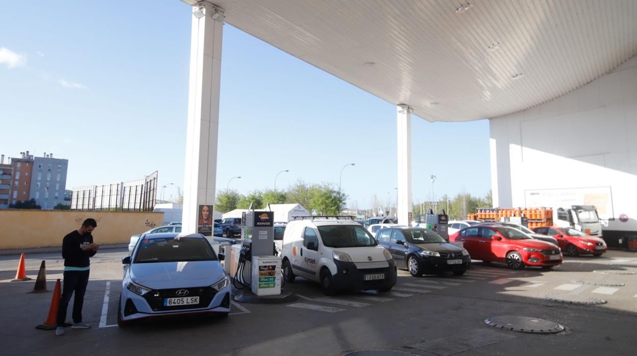 Coches estacionados para repostar en una gasolinera de Córdoba