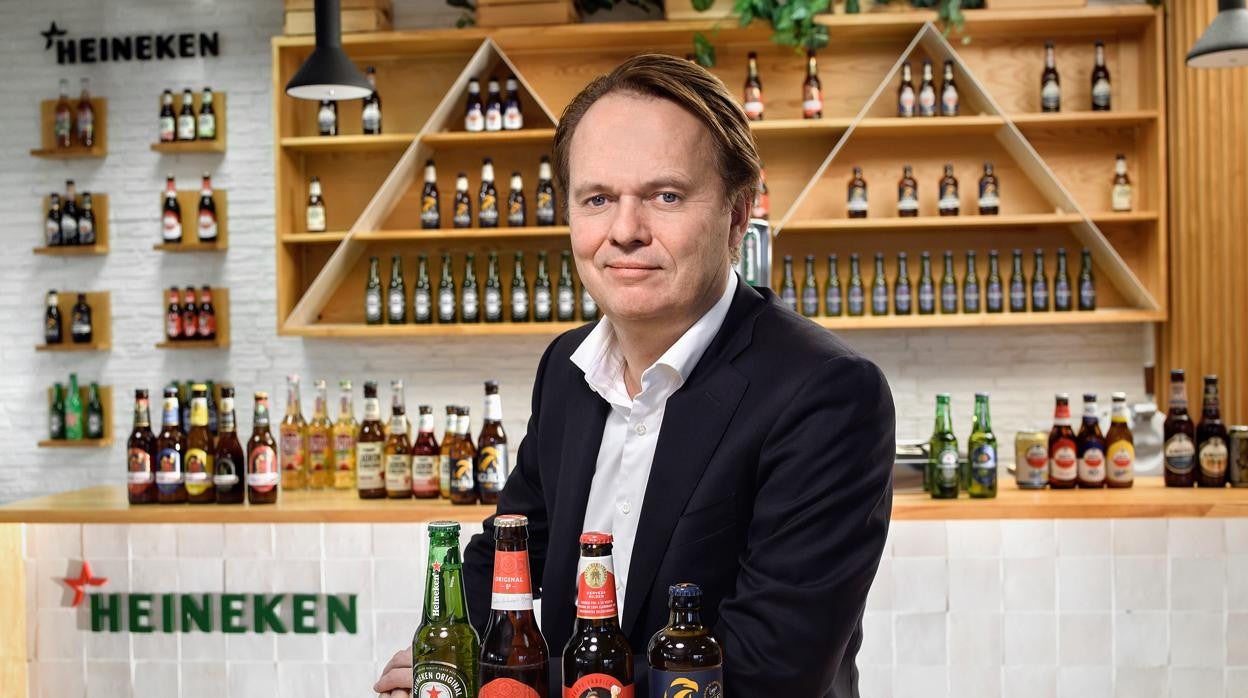 Etienne Strijp posa ante un expositor de botellines de las marcas de la cervecera