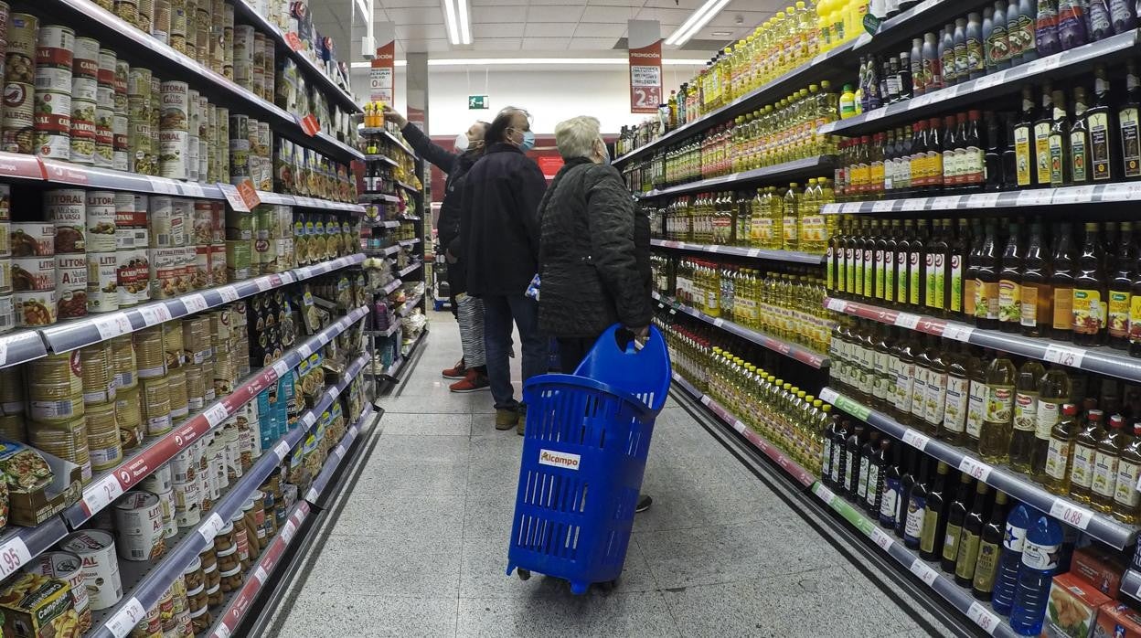 Dos personas haciendo la compra en Alcampo