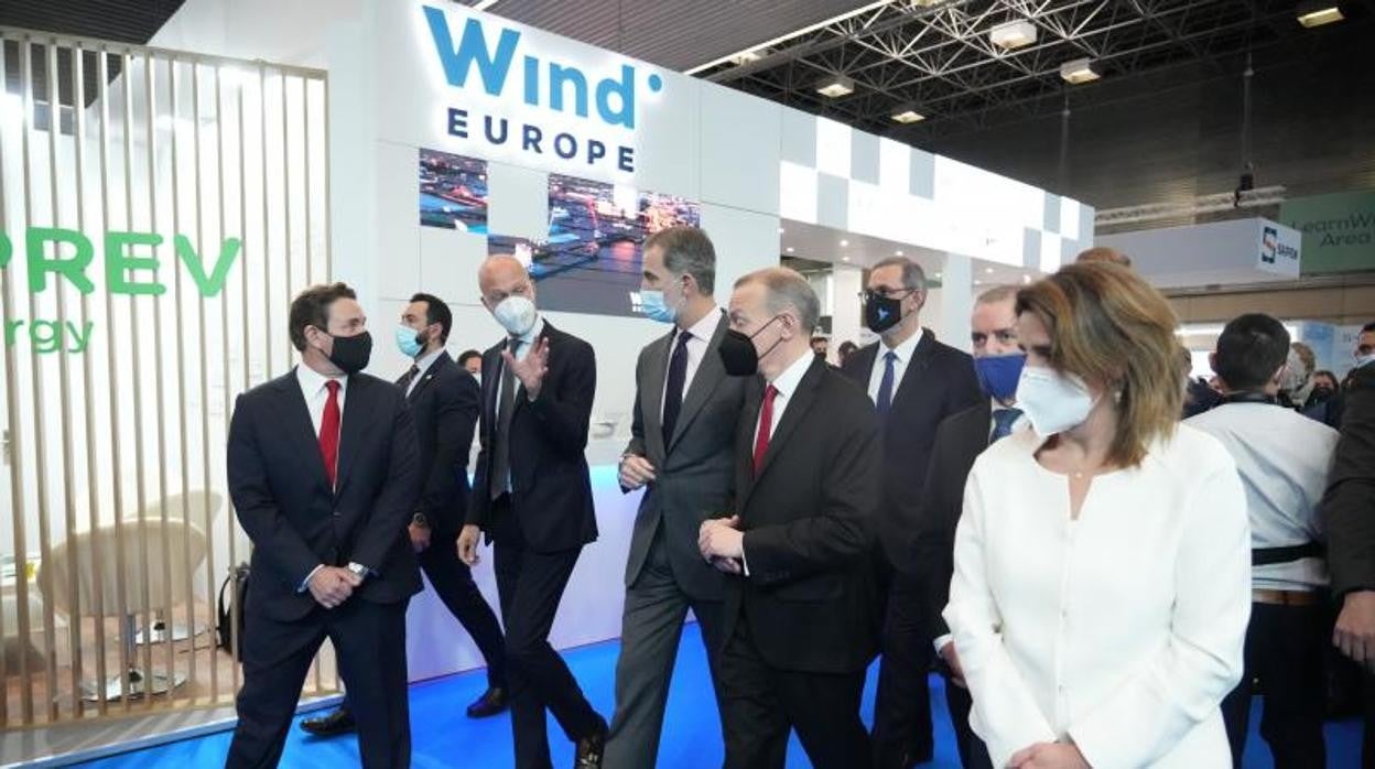 Felipe VI (centro de la imagen) jutno a la vicepresidenta tercera y ministra de Transición Ecológica Teresa Ribera (primera por la derecha) durante la inauguración del Wind Europe 2022