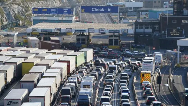 Miles de transportistas españoles y europeos atrapados desde hace más de 24 horas en Reino Unido