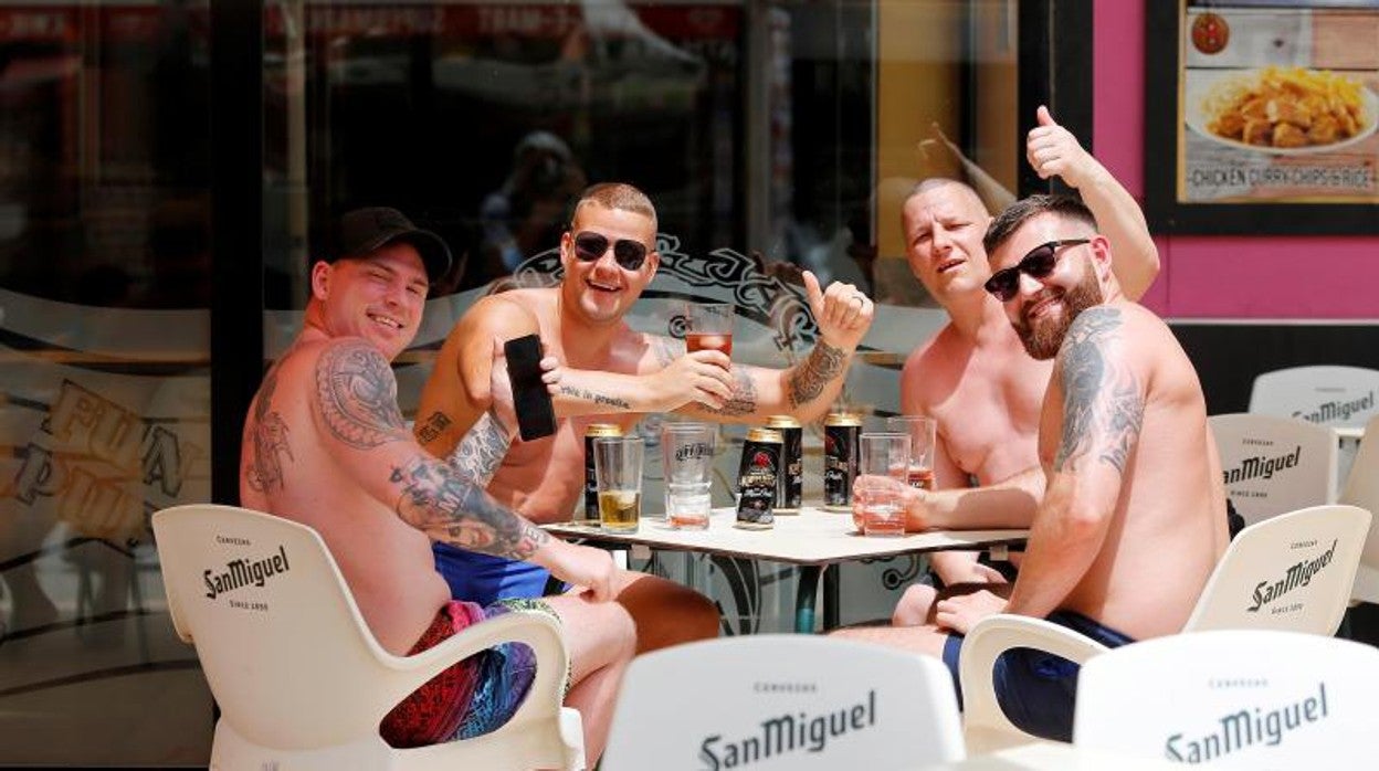 Un grupo de turistas británico en una terraza de Benidorm