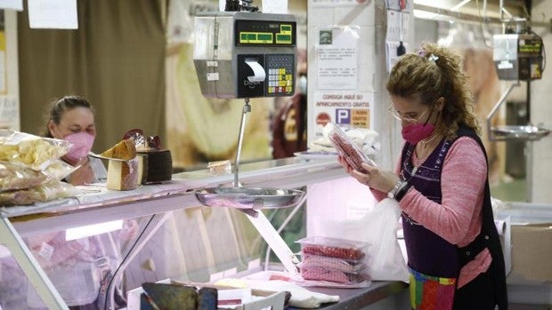 Caixabank vislumbra un encarecimiento de la carne, los lácteos y las cartas de bares y restaurantes