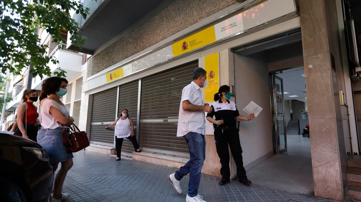 Personas aguardan turno en una oficina del Servicio Andaluz de Empleo de Córdoba