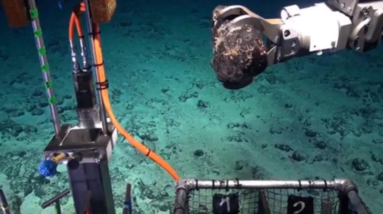 Toma de muestras de telurio en los fondos marinos de Canarias