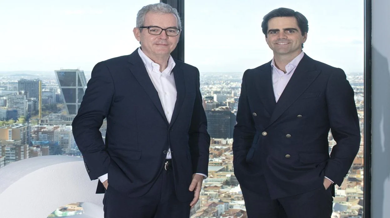 El exCEO de Inditex, Pablo Isla, junto al CEO de IE University, Diego Alcazar Benjumea, .