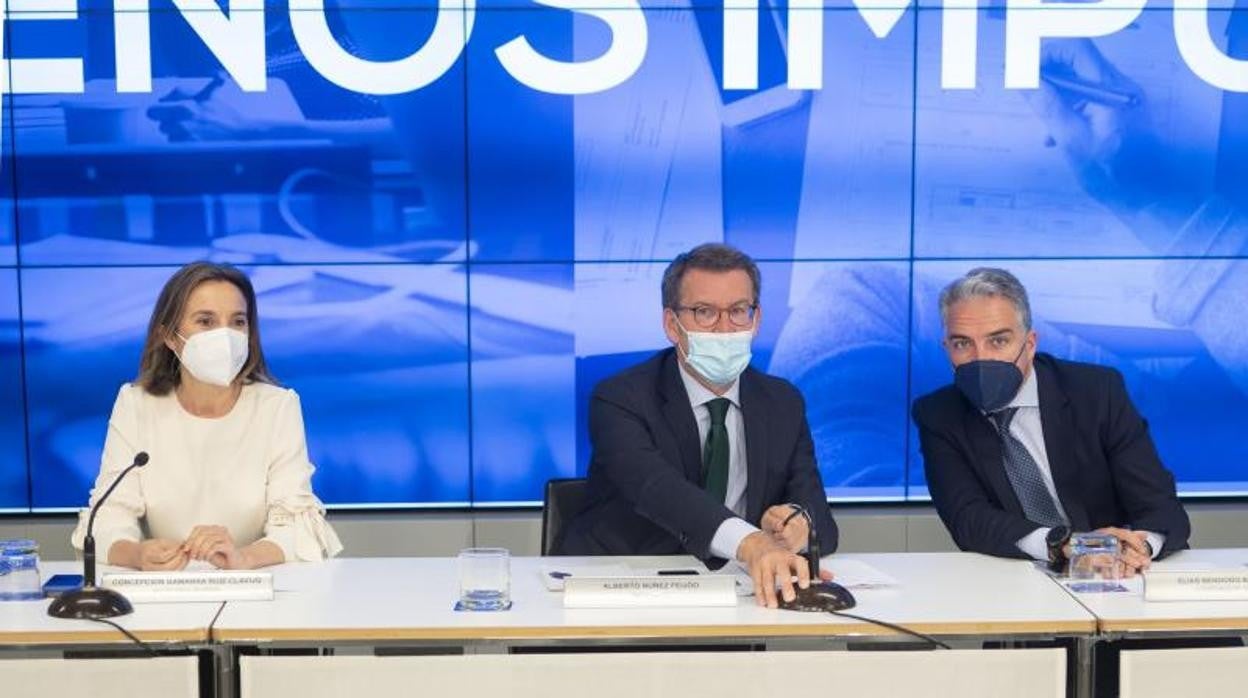 La secretaria general del Partido Popular y portavoz del partido, Cuca Gamarra; el líder del PP, Alberto Núñez Feijóo; y el consejero de la Presidencia, Administración Pública e Interior, Elías Bendodo