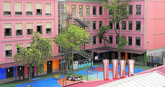 Las chimeneas de las cocinas fantasma frente al CEIP Miguel de Unamuno (Madrid)