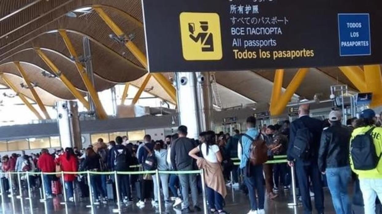 Colas en los controles de pasaportes producidas en octubre