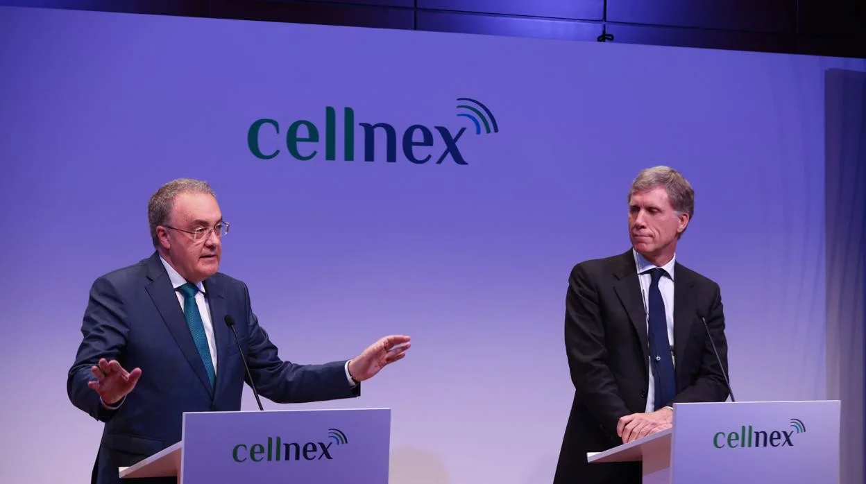 El CEO de Cellnex, Tobías Martínez (izda) junto al presidente no ejecutivo de la operadora Bertrand Kan (dcha)