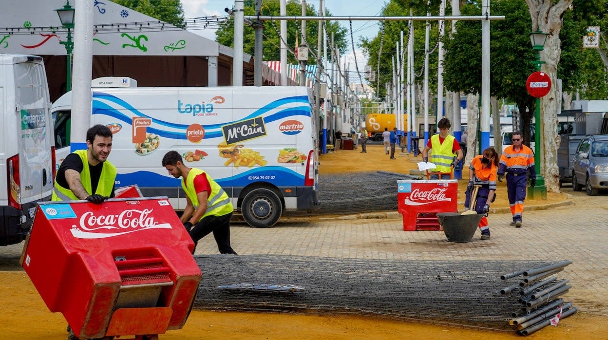 Trabajadores faenan durante los preparativos de la Feria de Abril de Sevilla