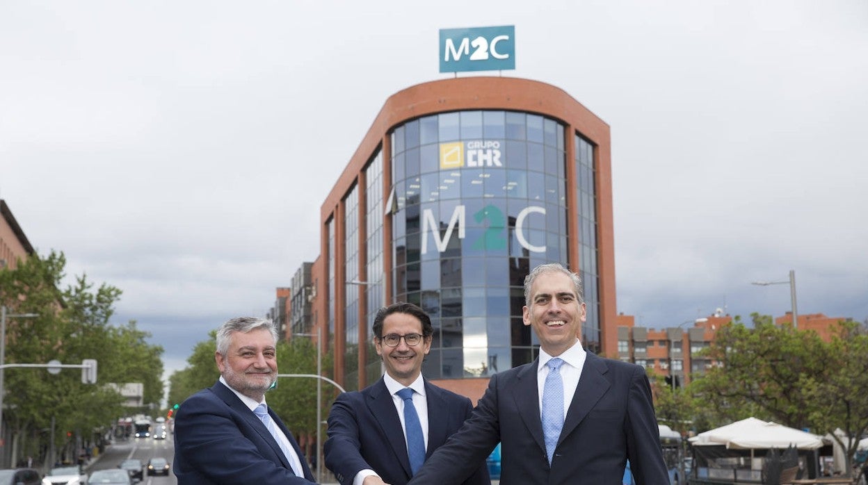 José Luis Manzanares, CEO de Ayesa (en el centro), junto a los socios de M2C.