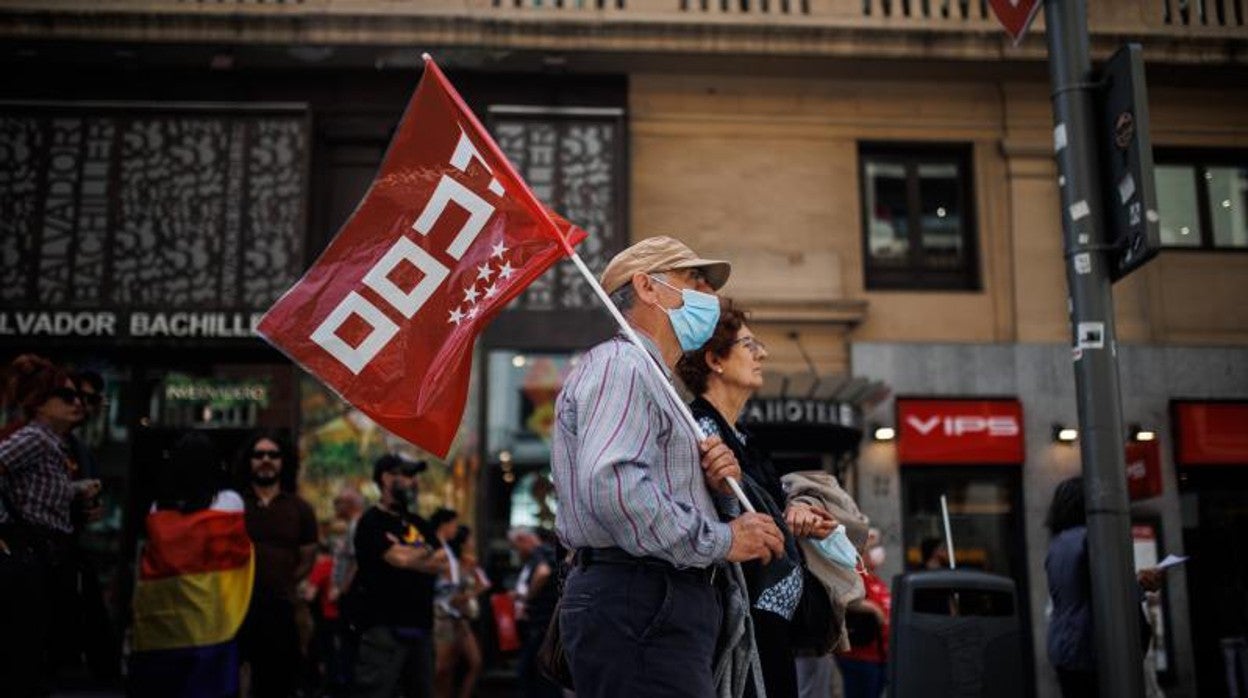 Una pareja en la manifestación del Primero de Mayo en Madrid